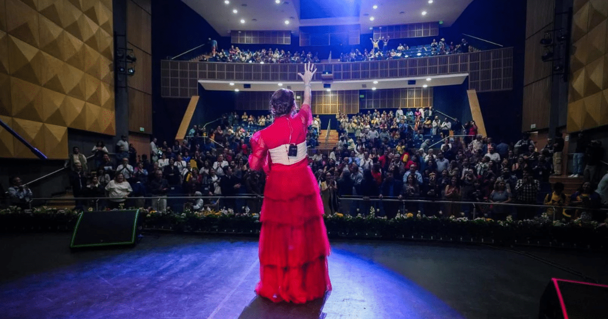 maría san felipe emociona celaya con “por si volvieras” en la fil 2025