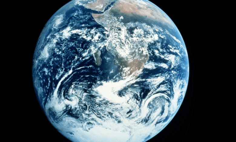 Un estudio reciente de la NASA revela que la Tierra está experimentando un oscurecimiento gradual y una pérdida de simetría hemisférica, afectando la forma en que el planeta refleja la radiación solar.