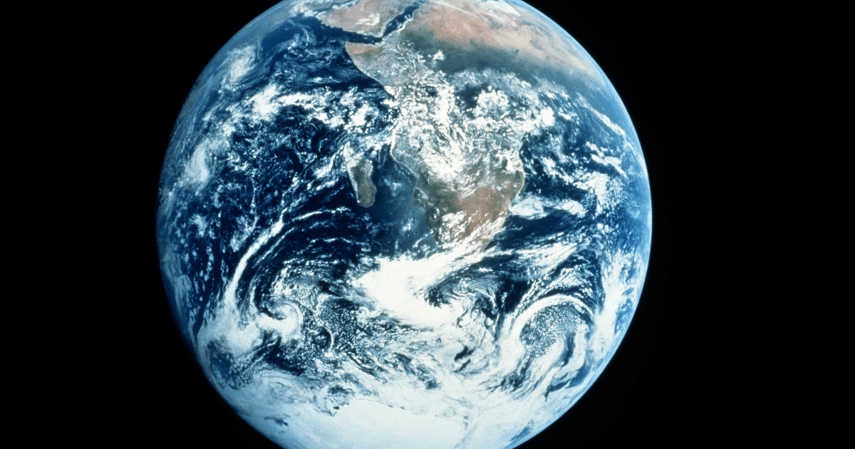 Un estudio reciente de la NASA revela que la Tierra está experimentando un oscurecimiento gradual y una pérdida de simetría hemisférica, afectando la forma en que el planeta refleja la radiación solar.