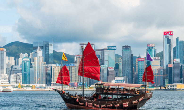 Hong Kong, la vibrante metrópoli asiática, combina modernidad y tradición, con rascacielos icónicos, mercados callejeros, templos históricos y gastronomía mundial.