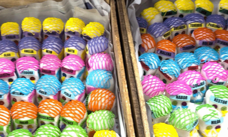 Calaveritas, cazuelas y figuras de azúcar se han convertido en los favoritos para adornar los altares del Día de Muertos en Yucatán, complementando los tradicionales mazapanes y cocadas.