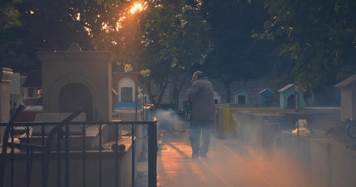 previo al día de muertos, yucatán fumiga cementerios