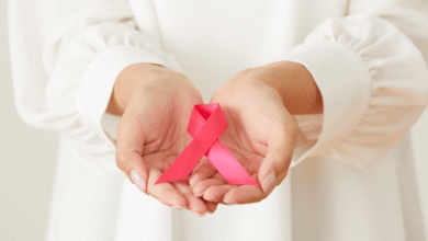 Durante octubre, diversas instituciones promueven la detección temprana del cáncer de mama con precios accesibles en estudios y consejos financieros para apoyar la economía familiar.