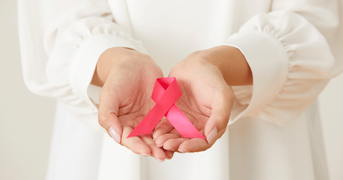 Durante octubre, diversas instituciones promueven la detección temprana del cáncer de mama con precios accesibles en estudios y consejos financieros para apoyar la economía familiar.