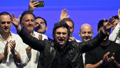 El presidente de Argentina, Javier Milei, y su partido La Libertad Avanza, consolidaron su poder con una sorpresiva victoria en las elecciones legislativas de este domingo 26 de octubre de 2025, obteniendo cerca del 41% de los sufragios.