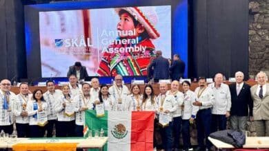 Skål Club Mérida recibe el premio al “Mejor Club del Mundo 2025” en Cusco, Perú