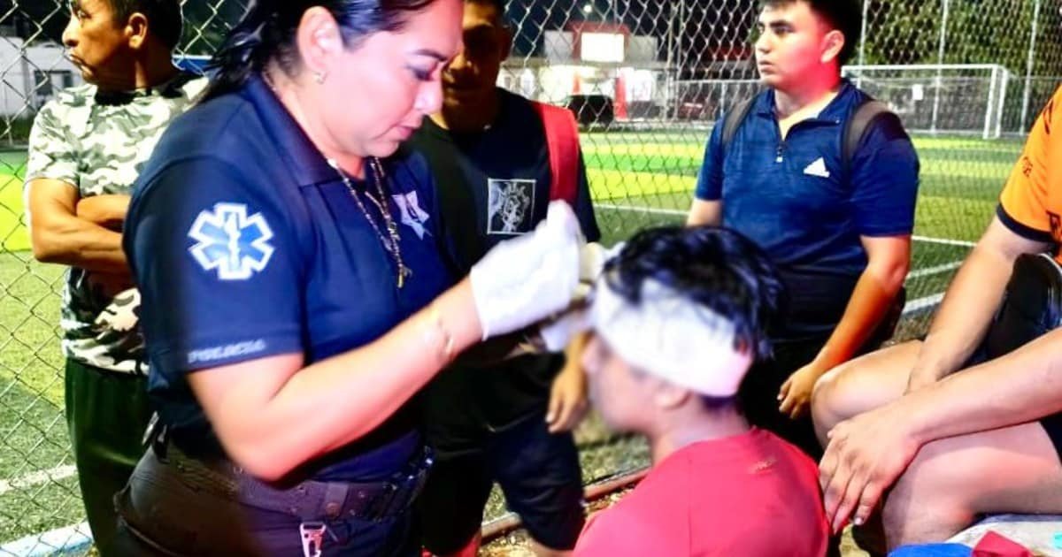 Paramédicos de Kanasín atienden a joven futbolista lesionado