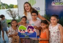 Cecilia Patrón entrega lentes gratuitos a estudiantes de Mérida