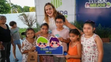 Cecilia Patrón entrega lentes gratuitos a estudiantes de Mérida