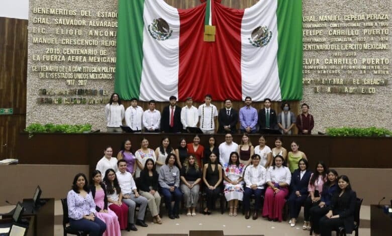 Jóvenes yucatecos concluyen con éxito el Parlamento Juvenil 2025
