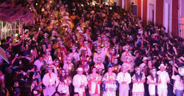 90 mil personas participan en el tradicional paseo de las Ánimas en mérida
