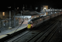 Varias personas resultaron apuñaladas en un tren de pasajeros que cubría la ruta Doncaster-London King’s Cross, obligando a una parada de emergencia en la estación de Huntingdon, Cambridgeshire.
