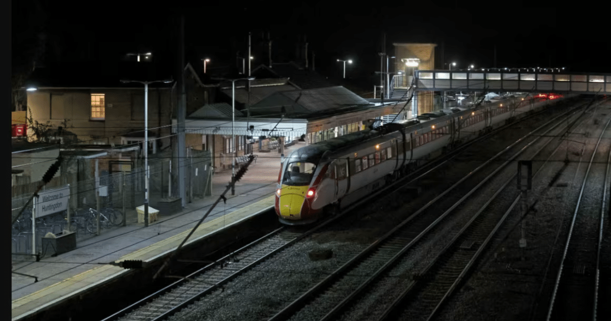 Varias personas resultaron apuñaladas en un tren de pasajeros que cubría la ruta Doncaster-London King’s Cross, obligando a una parada de emergencia en la estación de Huntingdon, Cambridgeshire.