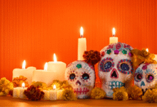 El Día de Muertos mexicano, una festividad que honra a los difuntos con alegría y color, se ha convertido en un fenómeno cultural global.