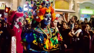 Alrededor de 500 catrinas y catrines desfilaron desde la Plaza Grande hasta el parque de la Plancha