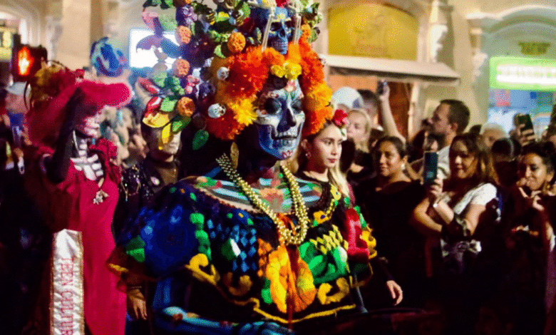 Alrededor de 500 catrinas y catrines desfilaron desde la Plaza Grande hasta el parque de la Plancha