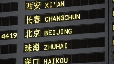 El sector turístico japonés, que depende en gran medida de los visitantes chinos, enfrenta un impacto económico inmediato, con caídas en el índice Nikkei y suspensiones de estrenos cinematográficos.