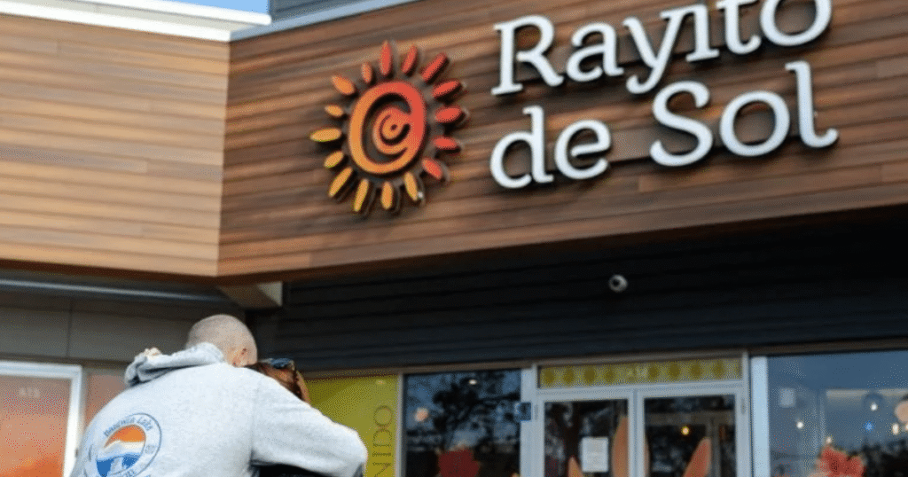 El 5 de noviembre de 2025, agentes federales detuvieron a Diana Patricia Santillana Galeano, maestra en el Rayito de Sol Spanish Immersion Early Learning Center de Chicago, después de que, según DHS, ella huyera de una parada de tráfico; testigos y representantes locales aseguran que los agentes la ingresaron y la arrestaron dentro de la guardería, generando pánico entre padres y menores.