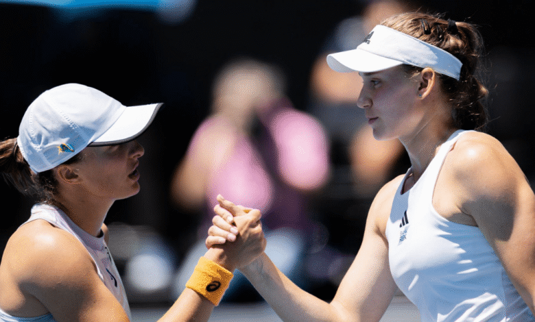 Drama en Riad Iga Świątek sufre un colapso y cae ante Jelena Rybakina en un duelo crucial de las Finales WTA (Foto por Xinhua Alamy Stock Photo)