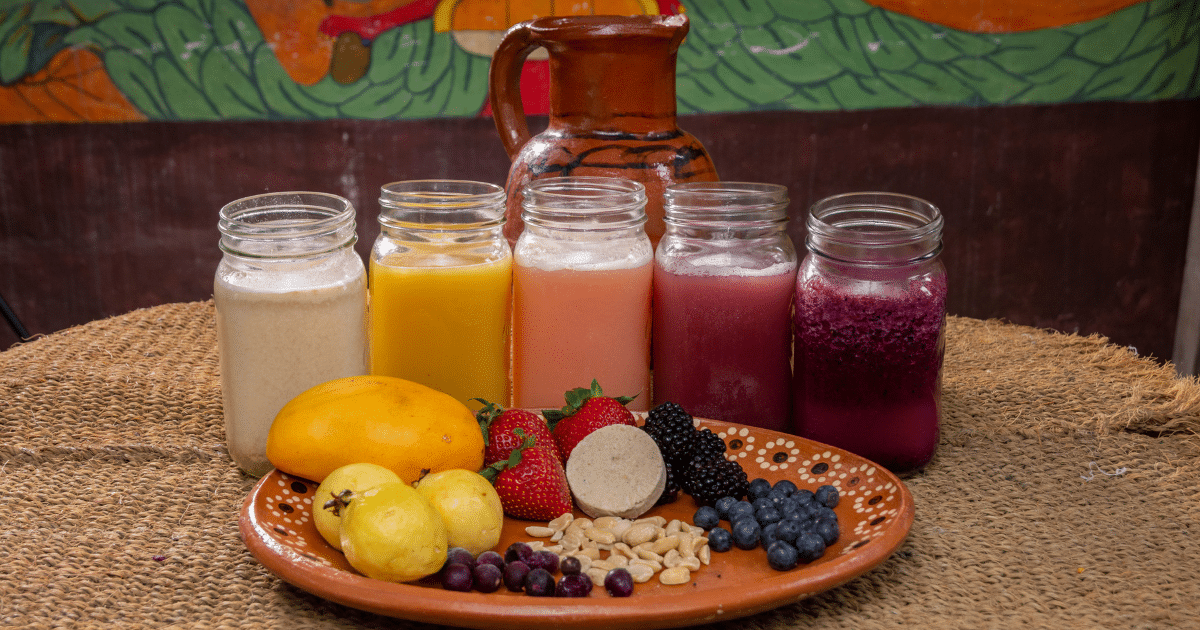 El pulque vive un momento de recuperación cultural y gastronómica. Cada vez más jóvenes redescubren su origen prehispánico y se animan a preparar versiones caseras de esta bebida fermentada.