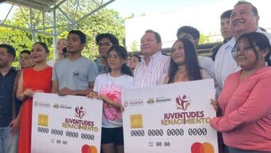 entrega díaz mena beca juventudes renacimiento a alumnos del tecnm mérida