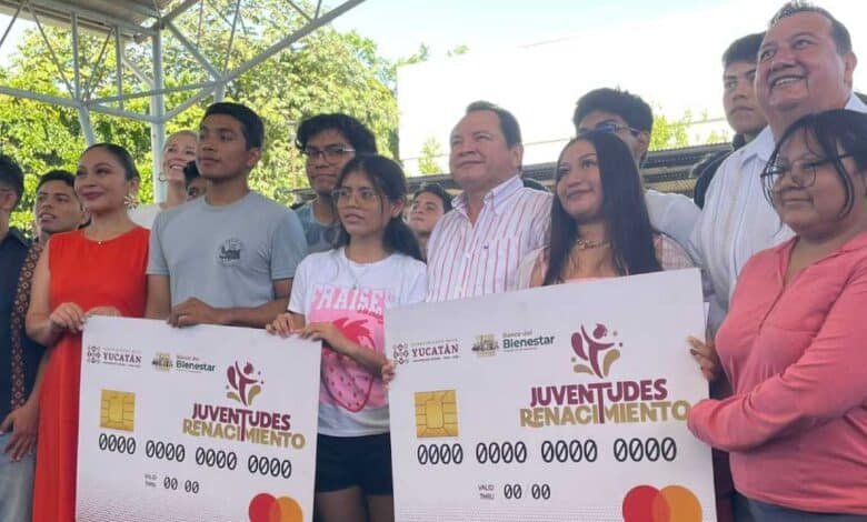entrega díaz mena beca juventudes renacimiento a alumnos del tecnm mérida