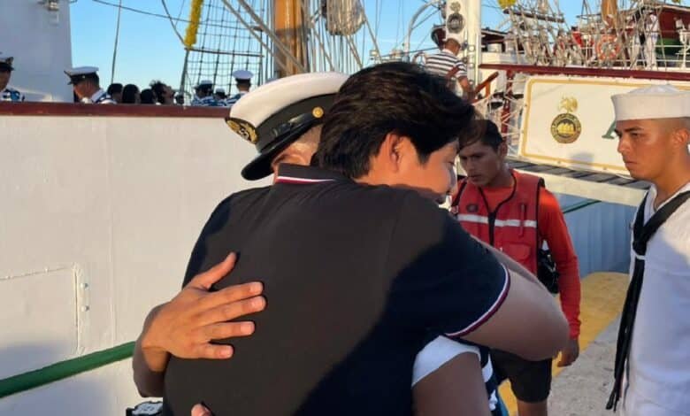 Cadetes yucatecos del Buque Escuela Cuauhtémoc conmueven con su llegada al puerto de Progreso