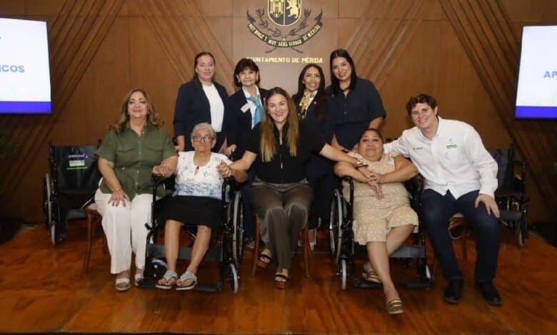 Cecilia Patrón, entrega sillas de ruedas a beneficiarios del DIF Municipal