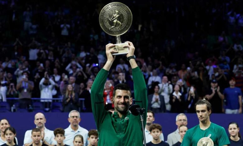 Novak Djokovic celebra su título 101 con una foto icónica en Grecia