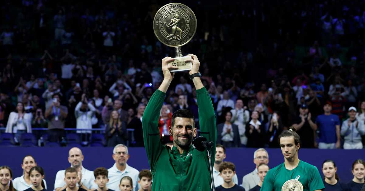 Novak Djokovic celebra su título 101 con una foto icónica en Grecia