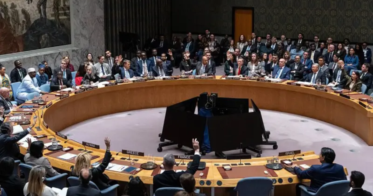 Una resolución presentada por Estados Unidos en el Consejo de Seguridad de la ONU obtuvo luz verde, marcando un respaldo clave a una propuesta que busca la desmilitarización de Gaza y una transición hacia la reconstrucción, aunque enfrenta fuertes críticas por parte del grupo gobernante en el territorio.