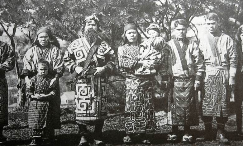 Los Ainu son pueblos originarios históricamente asentados en Hokkaidō (norte de Japón), las islas Kuriles y la isla de Sajalín. Tras siglos de contacto con japoneses y rusos, sufrieron políticas de colonización y asimilación especialmente intensas durante la era Meiji.