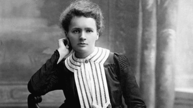 En su natalicio, 7 de noviembre de 2025, recordamos a Marie Curie, la primera mujer que ganó un Premio Nobel y la única persona en lograrlo en dos disciplinas — física (1903) y química (1911) — cuyas investigaciones sobre la radiactividad marcaron el siglo XX y siguen influyendo hoy.