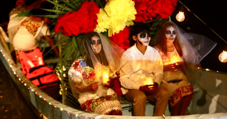 Con la compañía de cientos de visitantes y turistas realizaron una procesión y despedida en lancha desde la Ría