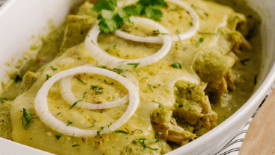 Las enchiladas suizas, famosas por su mezcla perfecta entre lo mexicano y lo europeo, nacieron en un restaurante de la Ciudad de México y hoy son uno de los platillos más queridos.