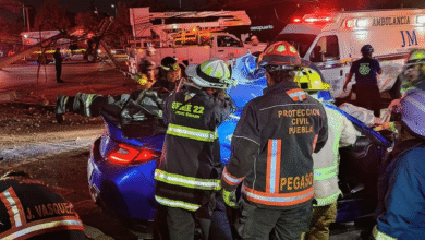 La madrugada del 22 de noviembre de 2025, un automóvil deportivo chocó contra un poste en la Vía Atlixcáyotl de Puebla mientras participaba en “carreritas” con otros dos vehículos. El impacto fue tan fuerte que los tres jóvenes quedaron prensados. Servicios de emergencia confirmaron la muerte de uno de ellos y la hospitalización de los otros dos tras varios minutos de maniobras de rescate.