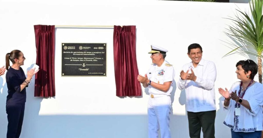 rodeada de cientos de mexicanas y mexicanos la presidenta claudia sheinbaum inaugura estaciones de la linea k del tren interoceanico 1
