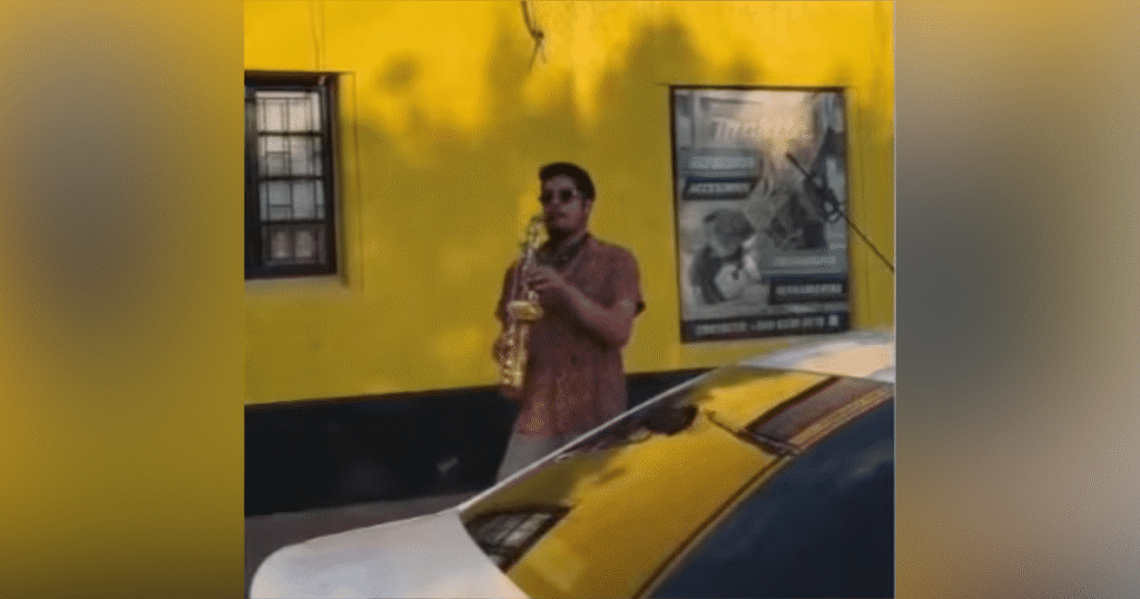saxofonista chileno se vuelve viral por musicalizar una pelea callejera