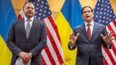 Tensión en Abu Dabi Washington Celebra Acuerdo de Paz Inminente mientras Zelensky Pide Cautela ante Nuevos Bombardeos (Foto El País)