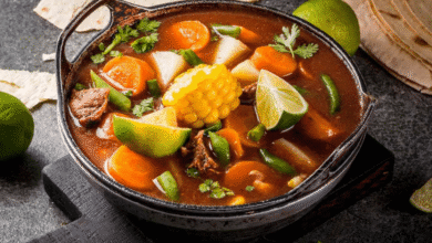 Un abrazo al paladar Mole de Olla, el caldo mexicano perfecto para recibir el frío de noviembre (Foto por Rimma_BondarenkoiStockGetty Images)