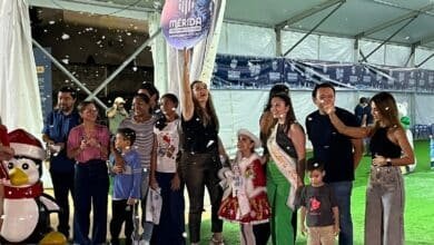 Cecilia Patrón inaugura pista de patinaje sobre hielo en Paseo Montejo como parte del festival “Mérida Brilla”