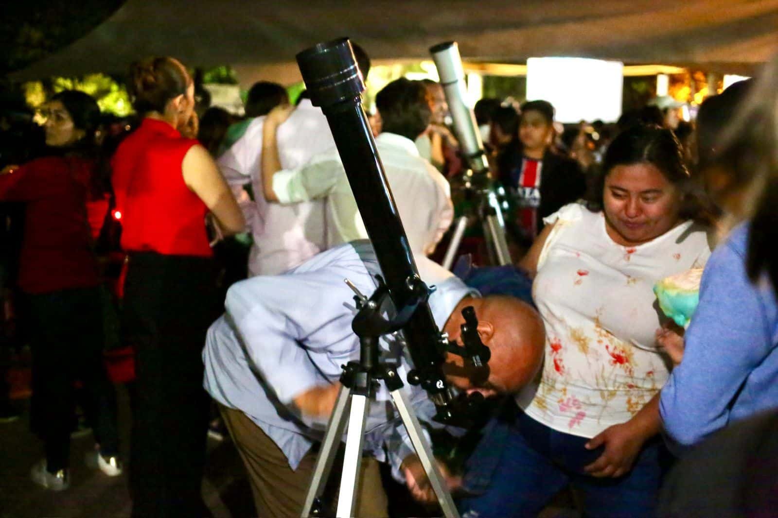 más de mil personas disfrutaron de la noche de estrellas en el centenario