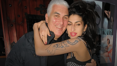 Papá de Amy Winehouse demanda a amigas por subasta millonaria sin su permiso