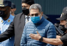 El 8 de diciembre de 2025, el Ministerio Público de Honduras, encabezado por el fiscal general Johel Zelaya, emitió una orden de captura internacional contra el exmandatario hondureño Juan Orlando Hernández