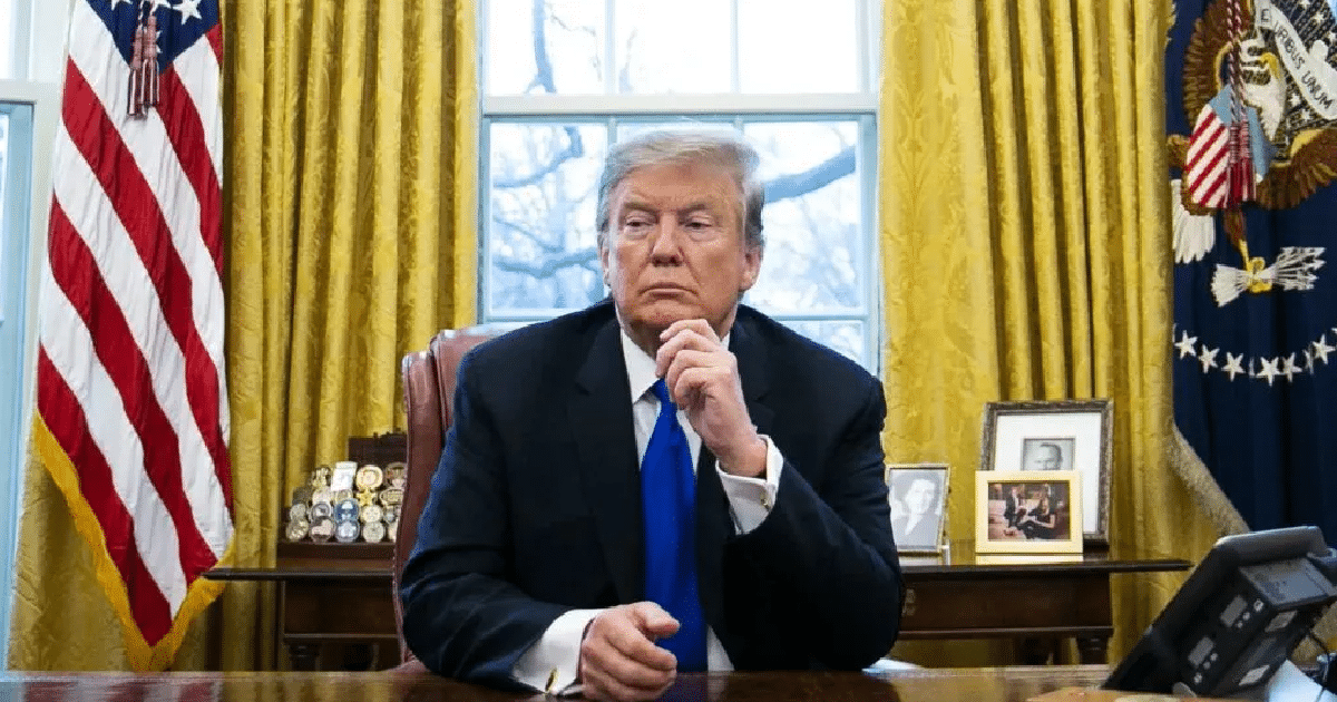 El 2 de diciembre de 2025, Donald Trump declaró que cualquier país que produzca o trafique drogas hacia Estados Unidos “está sujeto a ataques”, indicando que su ofensiva no se limita ya a lanchas navegando en el Caribe, sino que puede extenderse a territorios extranjeros.