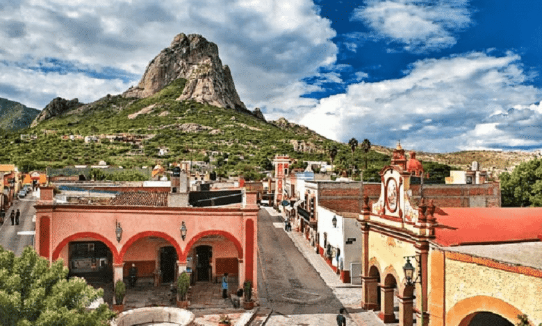 El estado de Querétaro ofrece una mezcla encantadora de paisajes vinícolas, tradiciones coloniales, pueblos mágicos de encanto intacto y bellezas naturales.