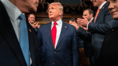 La administración de Donald J. Trump dio a conocer una nueva “Estrategia Nacional de Seguridad” en la que América Latina asume un protagonismo central. El plan incluye fortalecer la influencia estadounidense en la región, combatir migraciones masivas, narcotráfico y amenazas transfronterizas —y revive la lógica de la Doctrina Monroe con un nuevo término: “Corolario Trump”.