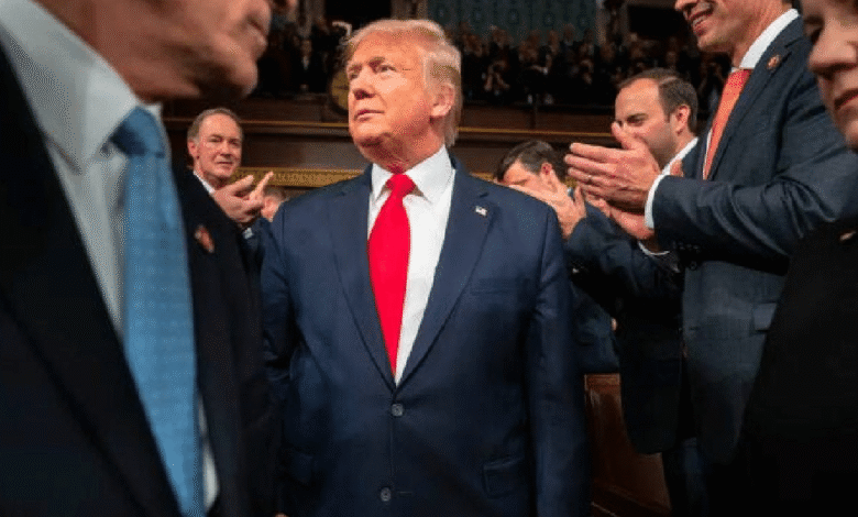 La administración de Donald J. Trump dio a conocer una nueva “Estrategia Nacional de Seguridad” en la que América Latina asume un protagonismo central. El plan incluye fortalecer la influencia estadounidense en la región, combatir migraciones masivas, narcotráfico y amenazas transfronterizas —y revive la lógica de la Doctrina Monroe con un nuevo término: “Corolario Trump”.