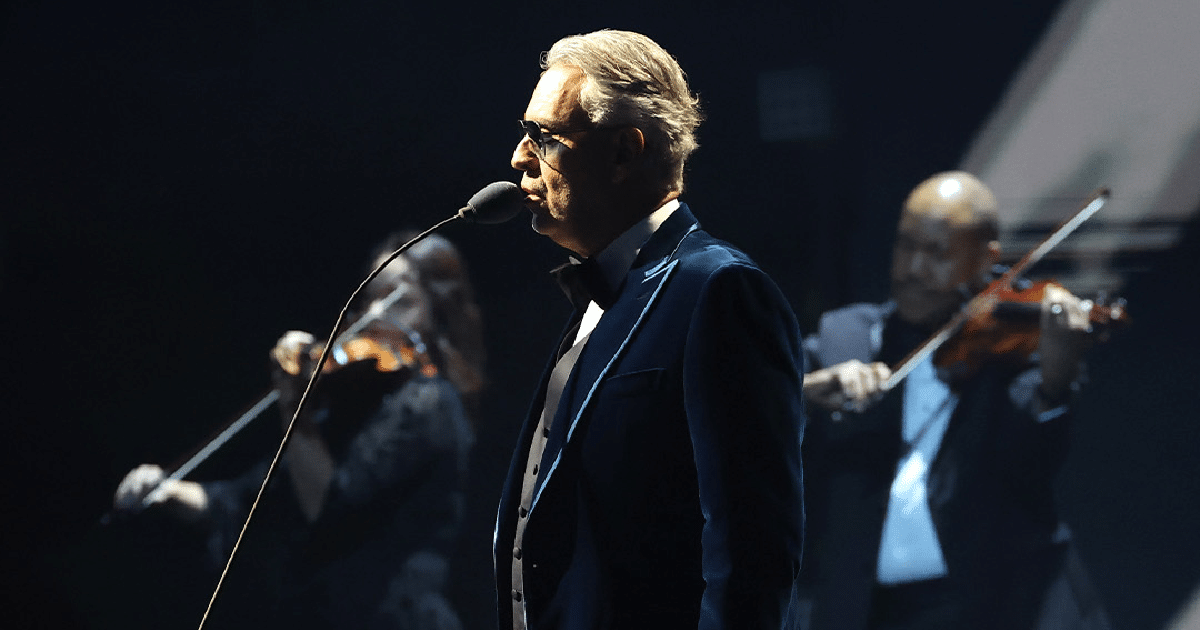 Andrea Bocelli, el tenor italiano que trascendió la ópera para convertirse en una figura global de la música, fue uno de los artistas estelares en la gala del sorteo final de la Copa Mundial FIFA 2026, celebrada en el Kennedy Center de Washington (5 de diciembre de 2025).