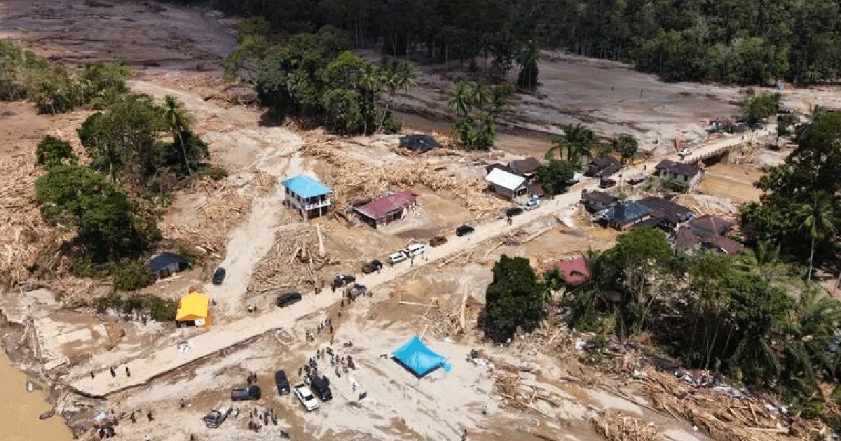 Las inundaciones y aludes causados por lluvias torrenciales y una tormenta tropical —inusual en la región— han dejado más de 1 100 muertos, cientos de desaparecidos y millones de personas afectadas en el sudeste asiático y el sur de Asia.
